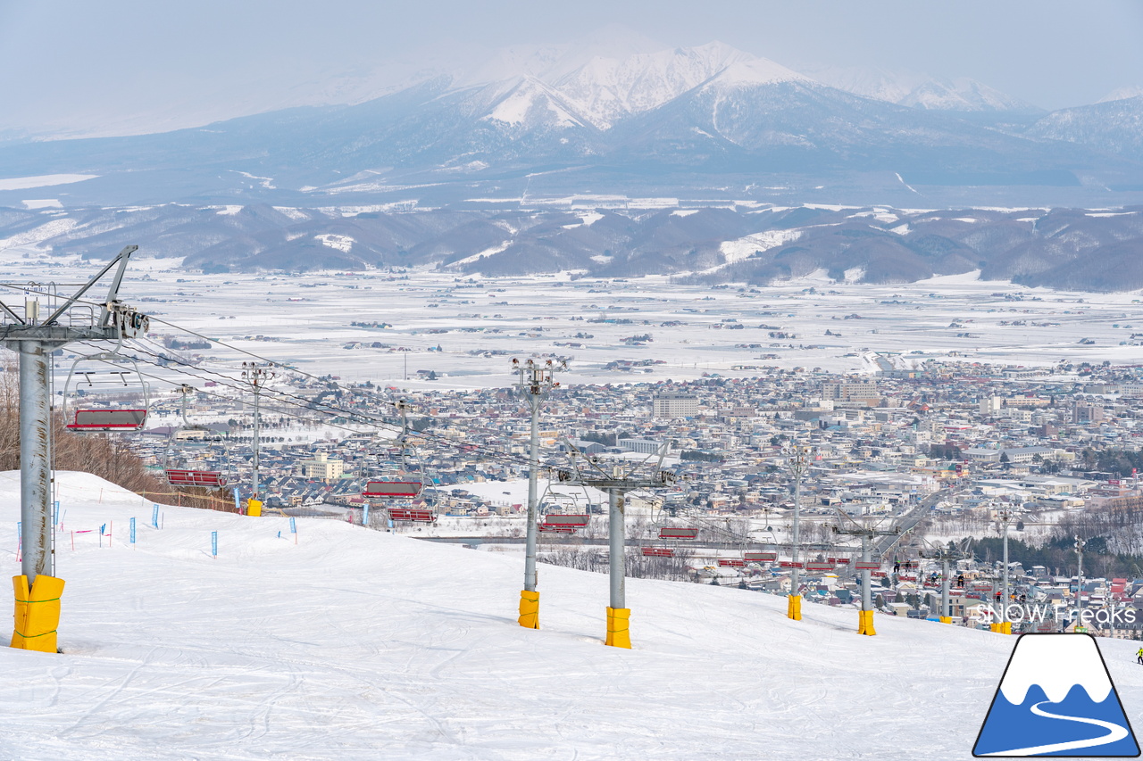 富良野スキー場｜2022-2023シーズンの『北の峰ゾーン』の営業は、3月21日（火・祝）まで。心ゆくまでロング滑走を楽しみましょう♪